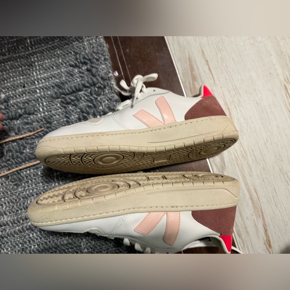 Veja v10 Women's White and Pink Sneakers - Picture 7 of 9